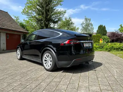Tesla Model X Maximale-Reichweite — SUV électrique 7 places, autonomie exceptionnelle — côté