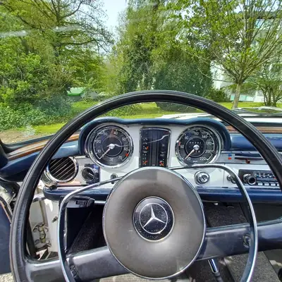 Mercedes-Benz SL 250 (W113) 1967 — Roadster légendaire, 84'000 km, teinte blanche immaculée — dettaglio