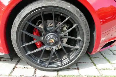 Porsche 911 Carrera 4 GTS PDK — Sportive légendaire, 450 ch et histoire sans sinistre — Miniatura 17