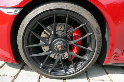 Porsche 911 Carrera 4 GTS PDK — Sportive légendaire, 450 ch et histoire sans sinistre — Miniatura 16