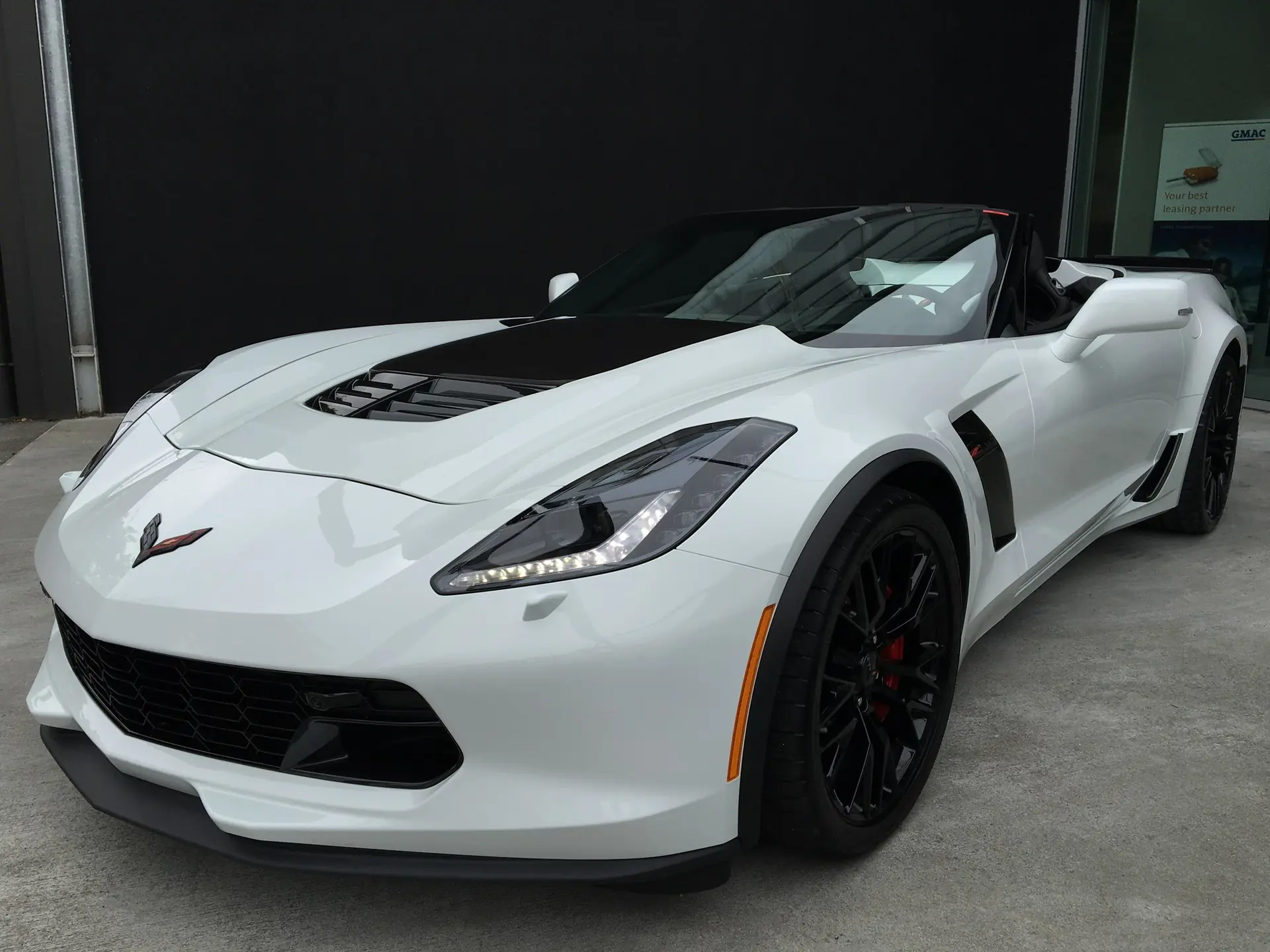 Chevrolet Corvette Convertible Z06 — Légendaire muscle car américain, 660 ch, très peu kilométré — vue extérieure