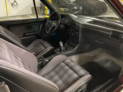 BMW 320i Cabrio 1990 — Cabriolet classique rouge, moteur 2.0L essence — fianco