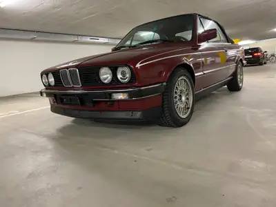 BMW 320i Cabrio 1990 — Cabriolet classique rouge, moteur 2.0L essence — vista esterna
