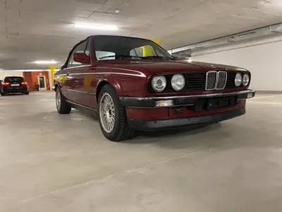 BMW 320i Cabrio 1990 — Cabriolet classique rouge, moteur 2.0L essence — cruscotto