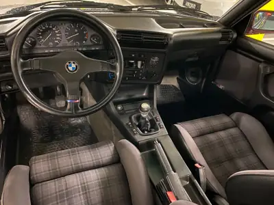 BMW 320i Cabrio 1990 — Cabriolet classique rouge, moteur 2.0L essence — dettaglio