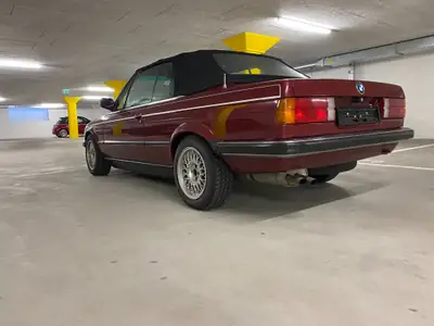 BMW 320i Cabrio 1990 — Cabriolet classique rouge, moteur 2.0L essence — interni