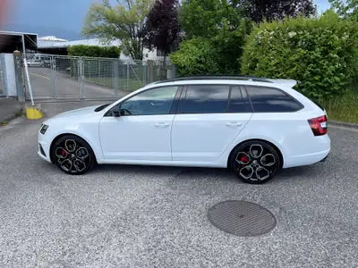 Skoda Octavia Combi RS 2.0 TSI — Break sportif, 20'300 km, toit panoramique — côté