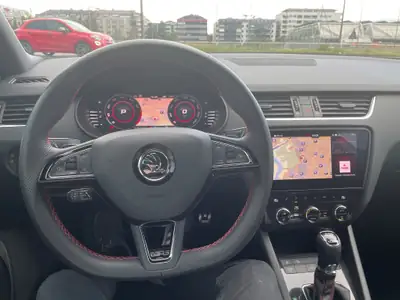 Skoda Octavia Combi RS 2.0 TSI — Break sportif, 20'300 km, toit panoramique — intérieur