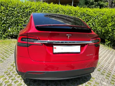 Tesla Model X Maximale Autonomie — SUV électrique 7 places, quasi neuf — Heckansicht