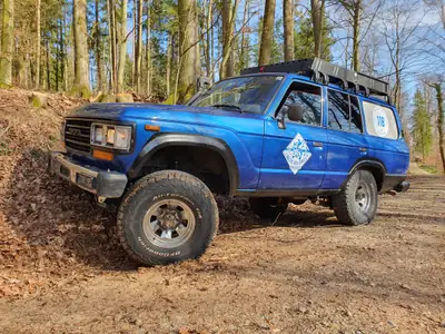 Toyota Land Cruiser HJ 61 Station GX — Légende tout-terrain diesel, moteur révisé, prêt pour l'aventure — côté