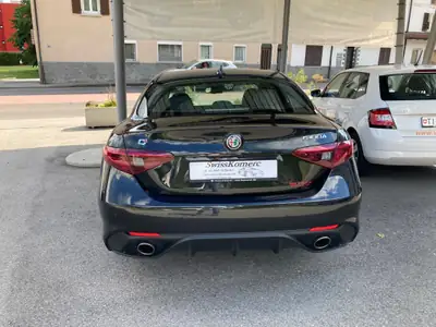 Alfa Romeo Giulia 2.2 JTDM Veloce Q4 — Berline sportive diesel, transmission intégrale — vista posteriore