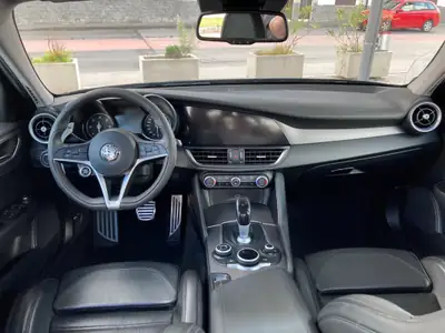 Alfa Romeo Giulia 2.2 JTDM Veloce Q4 — Berline sportive diesel, transmission intégrale — Miniatura 7