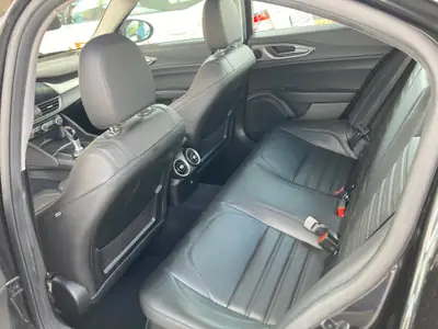 Alfa Romeo Giulia 2.2 JTDM Veloce Q4 — Berline sportive diesel, transmission intégrale — Miniatura 8