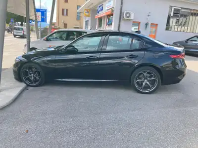 Alfa Romeo Giulia 2.2 JTDM Veloce Q4 — Berline sportive diesel, transmission intégrale — Miniatura 9