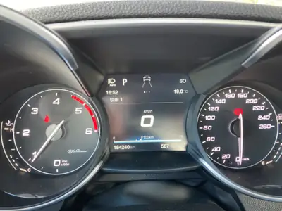 Alfa Romeo Giulia 2.2 JTDM Veloce Q4 — Berline sportive diesel, transmission intégrale — Miniatura 11