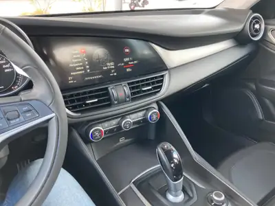 Alfa Romeo Giulia 2.2 JTDM Veloce Q4 — Berline sportive diesel, transmission intégrale — Miniatura 10