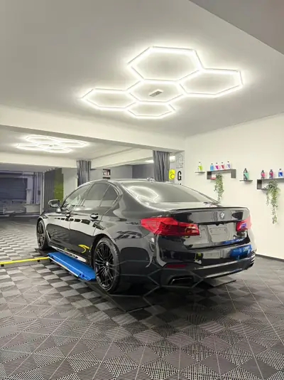 BMW M550i xDrive — Berline sportive 462 ch, garantie constructeur jusqu'en 2027 — side view