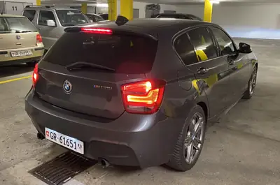 BMW M135i xDrive Steptronic — Berline sportive 320 ch, transmission automatique — rear view