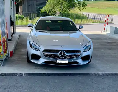 Mercedes-AMG GT Speedshift DCT — Coupé sport légendaire, 462 ch de pure performance — vista esterna