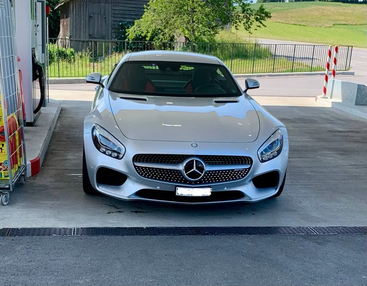 Mercedes-AMG GT Speedshift DCT — Coupé sport légendaire, 462 ch de pure performance — vista esterna