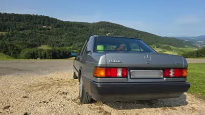 Mercedes-Benz 190E 2.3 — Classique d'exception, 57'000 km, vernis d'origine — Armaturenbrett