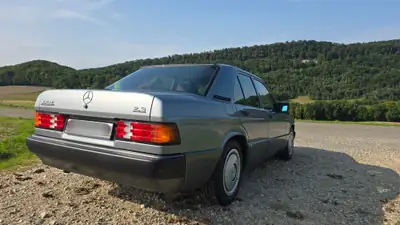 Mercedes-Benz 190E 2.3 — Classique d'exception, 57'000 km, vernis d'origine — Miniatur 8