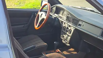 Mercedes-Benz 190E 2.3 — Classique d'exception, 57'000 km, vernis d'origine — Miniatur 11