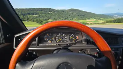 Mercedes-Benz 190E 2.3 — Classique d'exception, 57'000 km, vernis d'origine — Miniatur 12