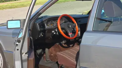 Mercedes-Benz 190E 2.3 — Classique d'exception, 57'000 km, vernis d'origine — Miniatur 10