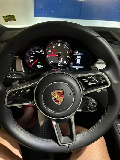 Porsche Macan S PDK — SUV sportif premium, 15'000 km seulement — Heckansicht