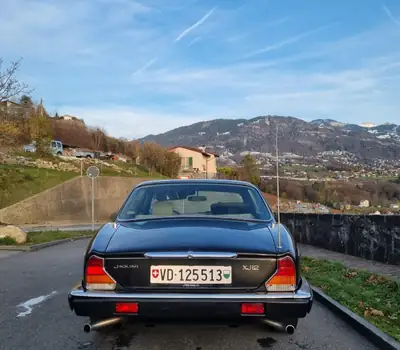 Jaguar XJ12 5.3 HE Sovereign 1982 — Berline de prestige, peinture neuve, expertise récente — tableau de bord
