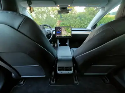 Tesla Model 3 Long Range Dual Motor AWD — Performance électrique 462 ch, 92'000 km — intérieur