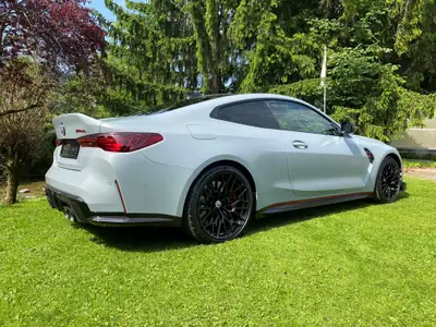 BMW M4 CSL Coupé 2023 — Masterpiece Performance, Frozen Brooklyn Grey Collector — vista posteriore