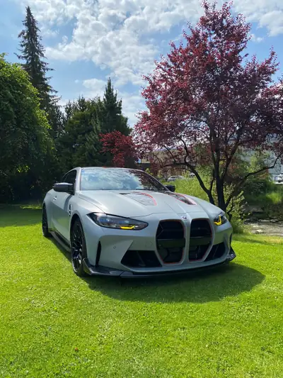 BMW M4 CSL Coupé 2023 — Masterpiece Performance, Frozen Brooklyn Grey Collector — fianco