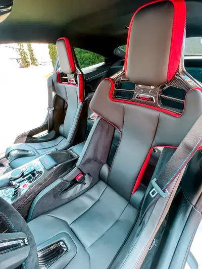 BMW M4 CSL Coupé 2023 — Masterpiece Performance, Frozen Brooklyn Grey Collector — interni