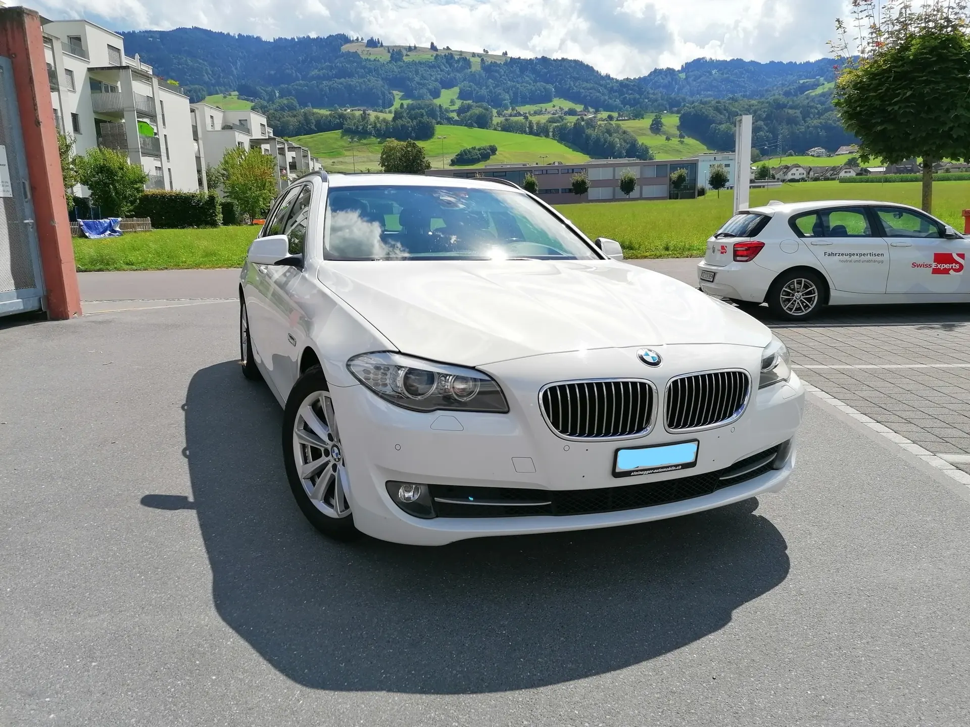 BMW 530d Touring Luxury Line — Monospace élégant, diesel performant, entretien récent — vista esterna