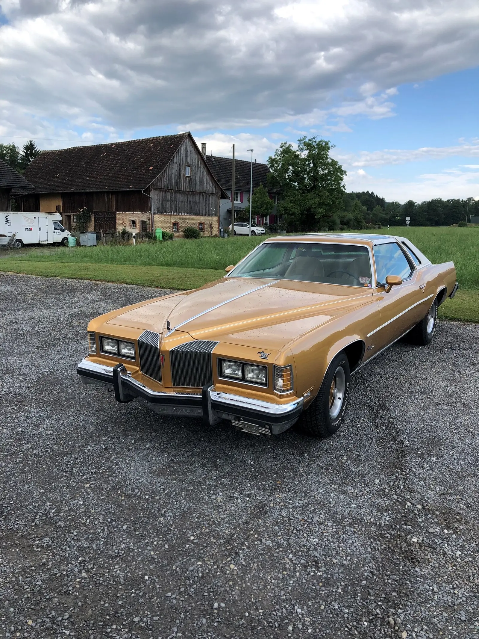Pontiac Grand-Prix 1976 — Coupé muscle car américain, moteur révisé et version Targa — vista esterna