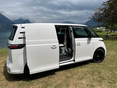 VW ID.Buzz Pro — Le minivan électrique réinventé, parfait pour l'aventure en famille — rear view