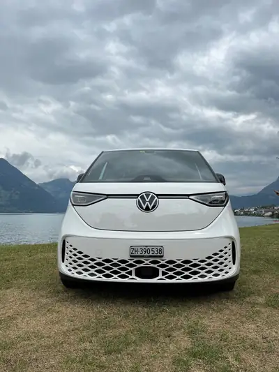 VW ID.Buzz Pro — Le minivan électrique réinventé, parfait pour l'aventure en famille — side view