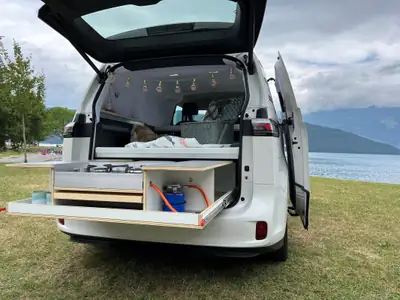 VW ID.Buzz Pro — Le minivan électrique réinventé, parfait pour l'aventure en famille — Thumbnail 8
