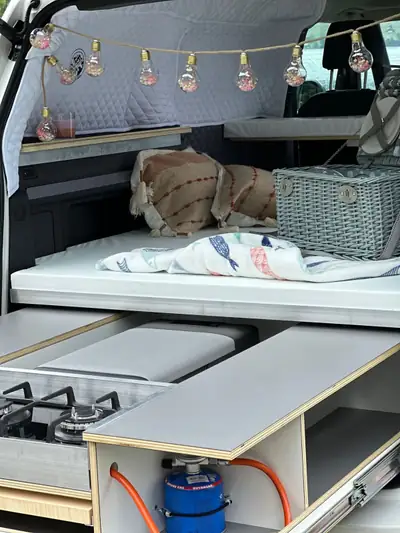 VW ID.Buzz Pro — Le minivan électrique réinventé, parfait pour l'aventure en famille — Thumbnail 9