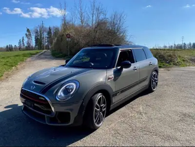 MINI Clubman Cooper John Cooper Works ALL4 — Performance et polyvalence en 6 portes — Heckansicht