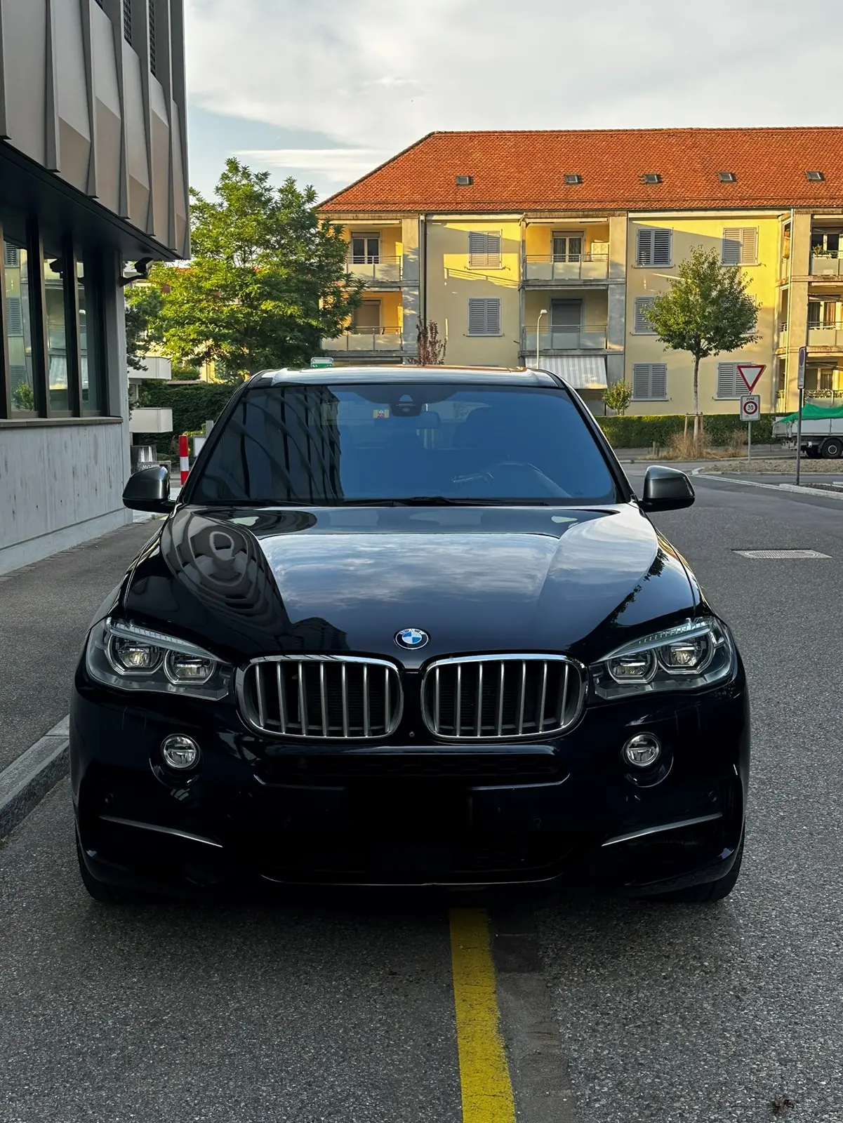 BMW X5M — SUV coupé de prestige, 575 ch et traction intégrale dynamique — vista esterna