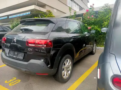 Citroën C4 Cactus 1.2 PureTech Feel — SUV urbain compact, entretien récent et pneus neufs — vista posteriore