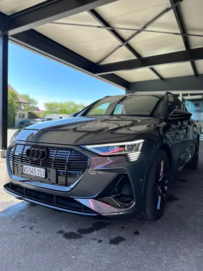 Audi e-tron 55 S Line Black Edition — SUV électrique premium, 39'000 km seulement — côté