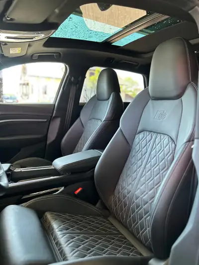 Audi e-tron 55 S Line Black Edition — SUV électrique premium, 39'000 km seulement — détail