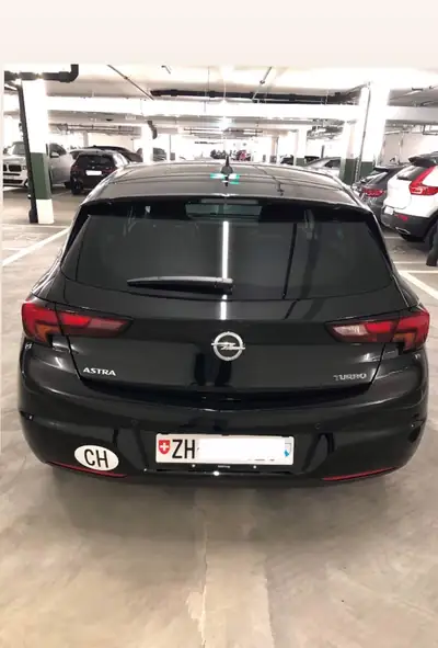 Opel Astra 1.4i Turbo Enjoy — Berline dynamique, 36 400 km seulement — intérieur