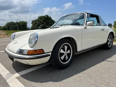 Porsche 911 2.4 E Targa — Classique cabriolet des années 1970, moteur atmosphérique — vista esterna