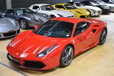 Ferrari 488 GTB — Le coupé sport italien haute performance, 7 500 km seulement — côté