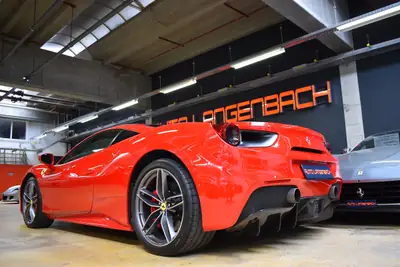 Ferrari 488 GTB — Le coupé sport italien haute performance, 7 500 km seulement — Miniature 12